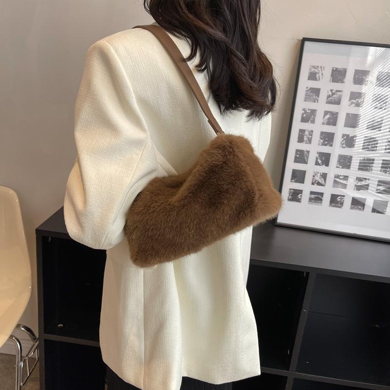 

Корейська версія милої сумки Mao Mao 2024 осінь і зима Нова жіноча сумка Студентська модна плюшева сумка на плече великої місткості кавовий