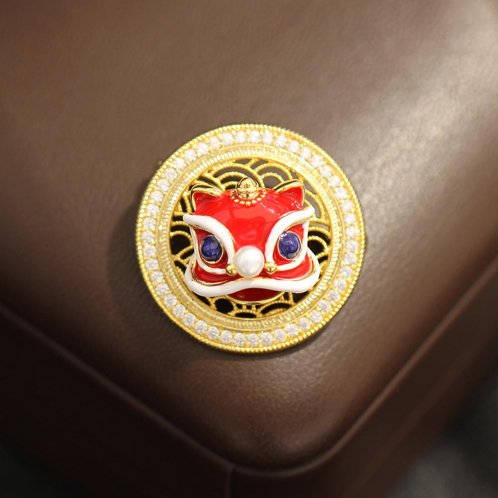 Guofeng new Chinese style oil dripping lion brooch geometric diamond-encrusted blue animal pin rotatable male and female same corsage