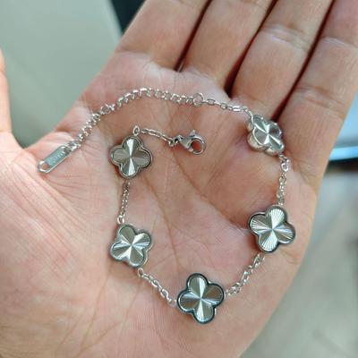 Lussuoso Bracciale in Acciaio al Titanio con Fiore Quadrifoglio