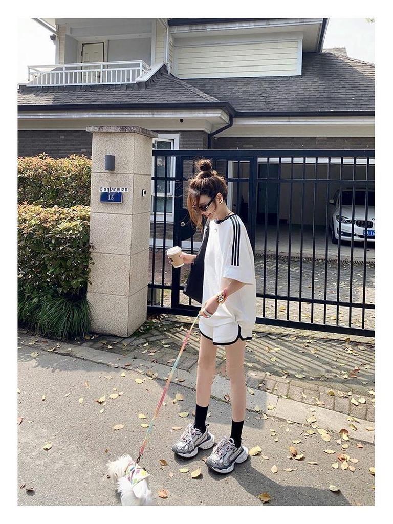 Damen Koreanischer Stil Schlankmachende Sportbekleidung: Rundhalsausschnitt, Kurze Ärmel, Lockere Passform, Sommerliches Freizeit-Zweiteiler-Set mit Shorts