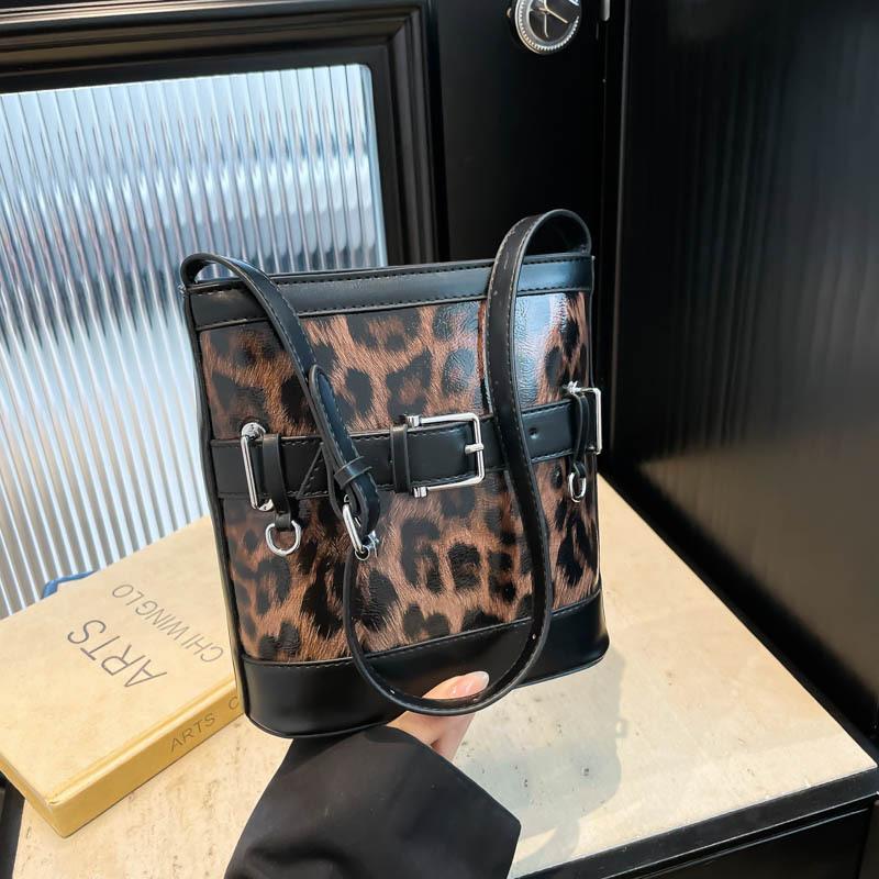 Autumn new Spice Girl locomotive bag fashion trend commuter shoulder women's bag messenger bag bucket bag