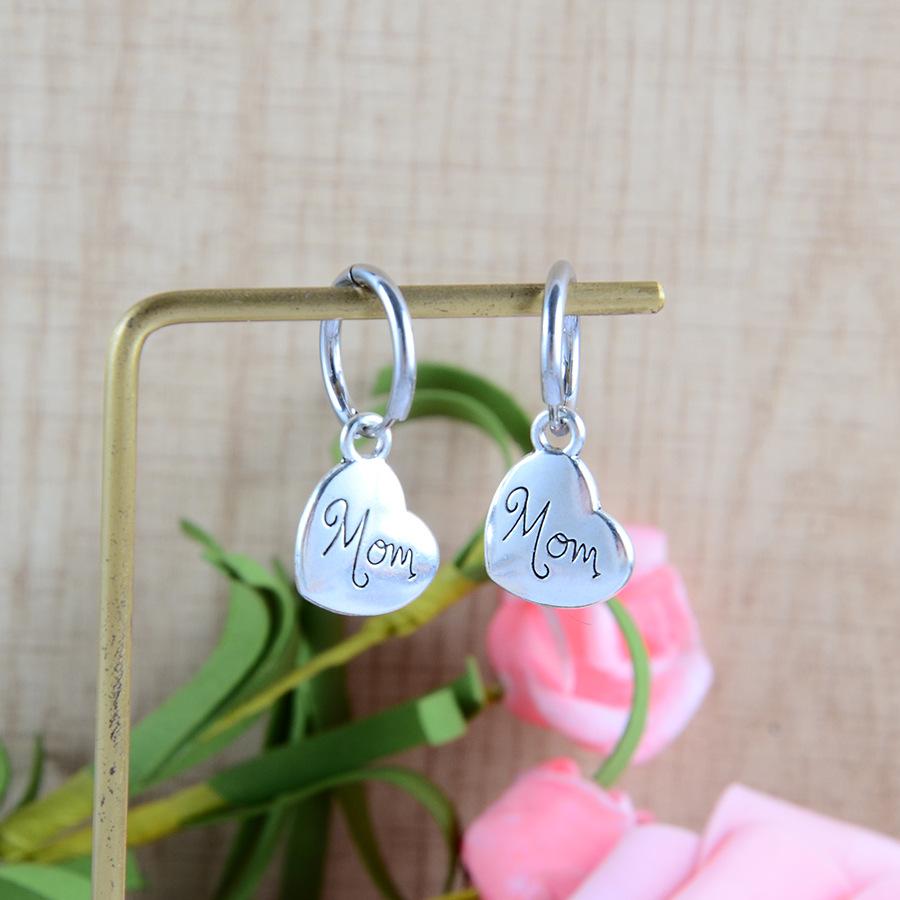 1 para kolczyków w kształcie serca z wygrawerowanym napisem MOM, odpowiednie jako prezent na Dzień Matki
