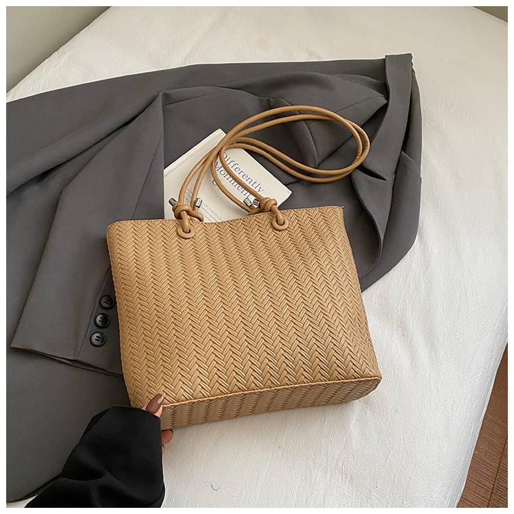 

Korean version of fashionable and popular woven underarm bag women s 2025 new large-capacity retro shoulder tote bucket bag