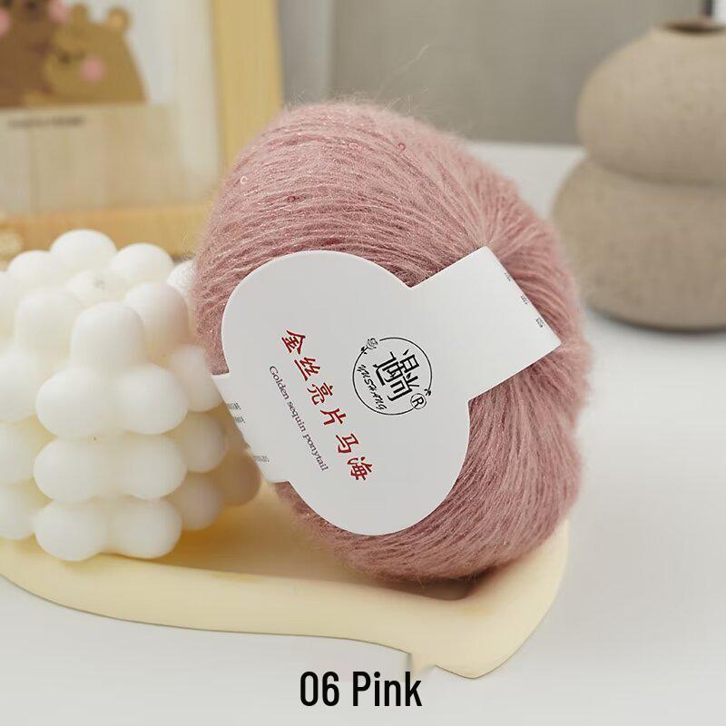 Goldfarbiges Pailletten-Mohair-Garn zum Selbermachen: Perfekt für das Handstricken von Schals, Stolen und Pullovern. Feine Flauschtextur.