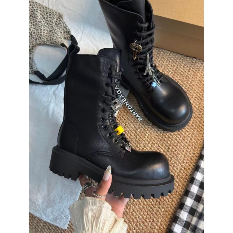 

Мартинсы на толстой подошве с завышением на шнуровке для женской осени и зимы, новые универсальные полусапоги с подвеской, ретро черные кожаные ботинки 38 чёрный