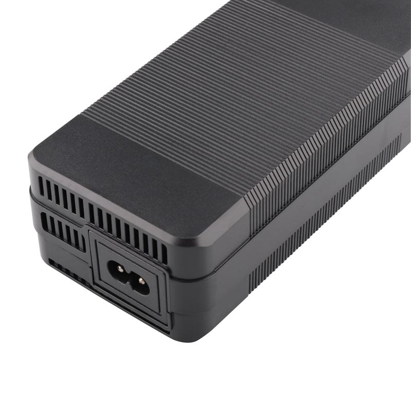 58.8V 3A Ładowarka do Baterii Litowych Dla 52V Hulajnogi Elektrycznej Ładowarka do E-Roweru Dla 14S Pakietu Baterii Li-ion Z Złączem 3-Pin XLR