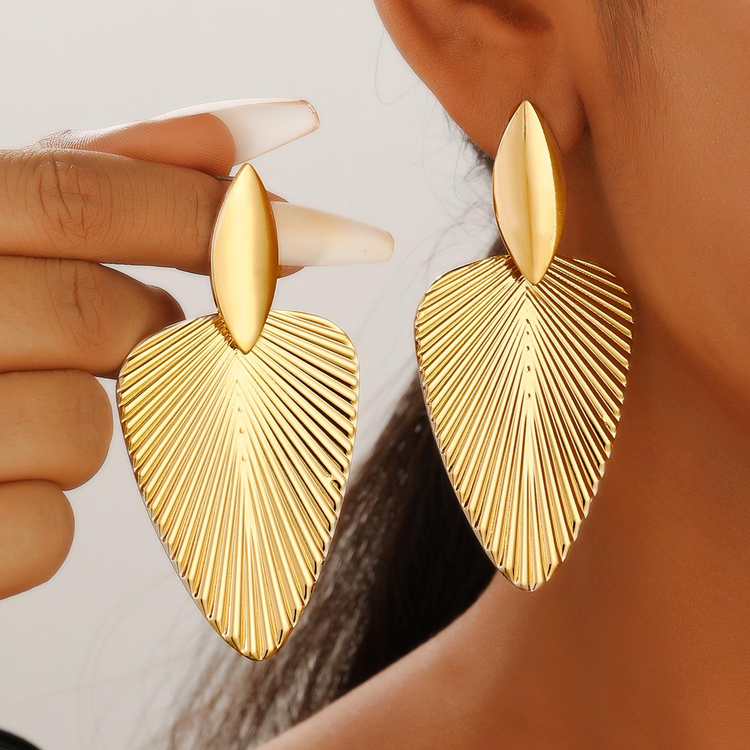 

Personality Exaggerated Sliver Color Metal Texture Leaf Stud Earrings for Women Hip-hop Punk Party Dangle Earrings Zircon Gifts золотой