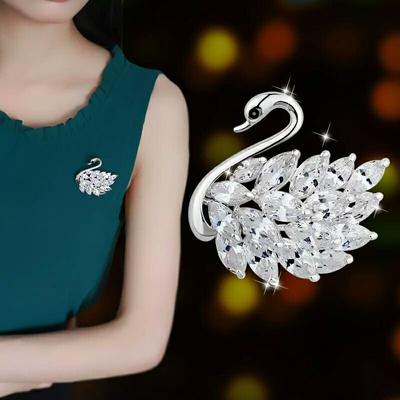 Spilla a forma di cigno, senso di alta gamma, lusso leggero e di nicchia, piena di diamanti, corpetto di cristallo, cappotto da donna, spilla da cappotto con accessori