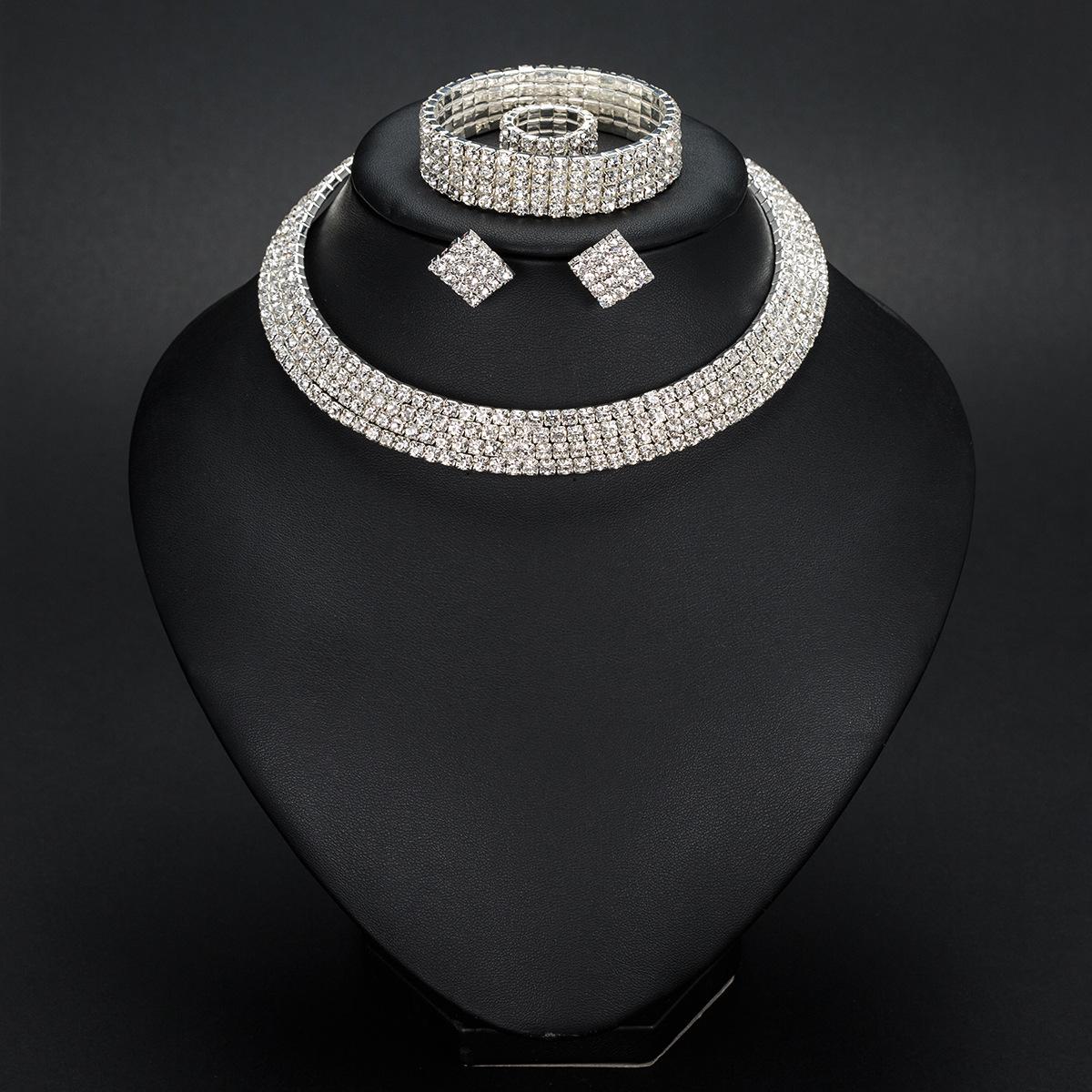 

Европейский и американский набор модной бижутерии: Полый чокер с бриллиантами, серьги, кольцо, браслет - N387