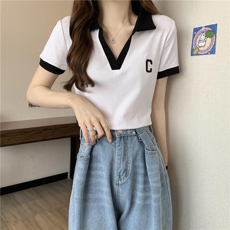 Polo z dekoltem w serek dla kobiet w dużych rozmiarach - Krótki rękaw, Zakrywające brzuch, Wyszczuplający krój, Kolekcja Lato 2025.