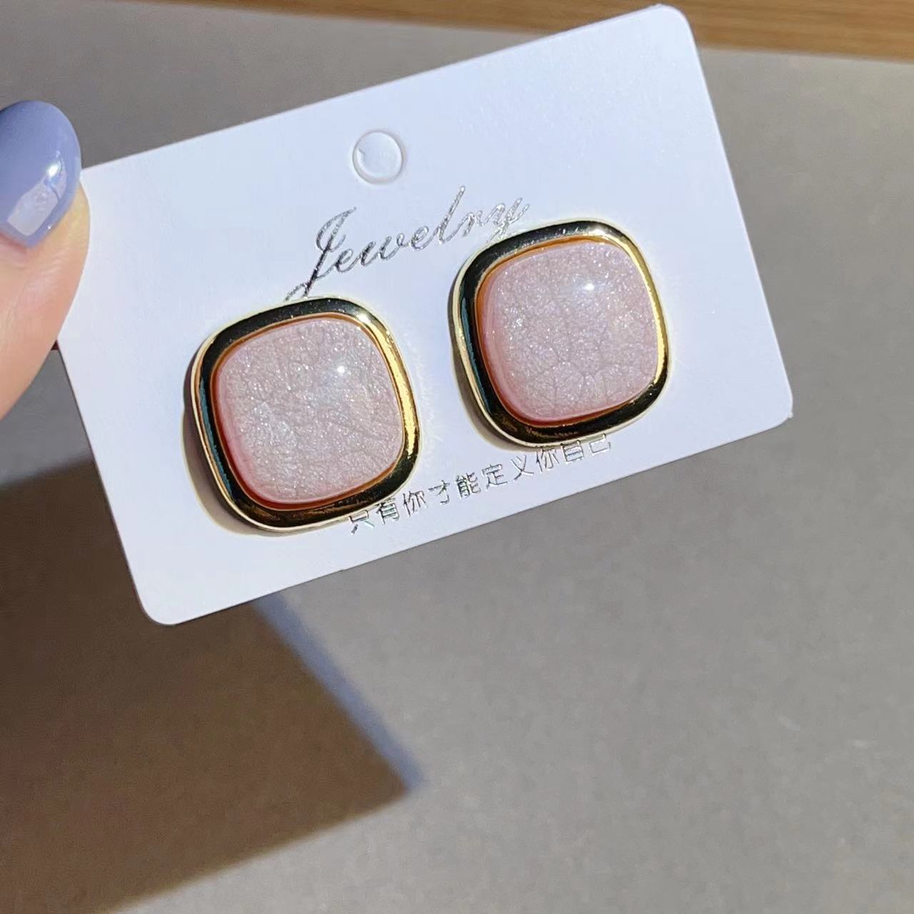 

Beige Color Square Temperament Stud Earrings for Women Gold Color Metal Side Geometric Statement Fashion Ear Jewelry рожевий