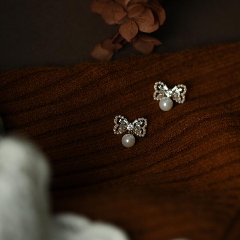 

Серьги-пусеты из 14-каратного золота с цирконием в виде банта и жемчугом - Элегантные высококачественные аксессуары для женщин