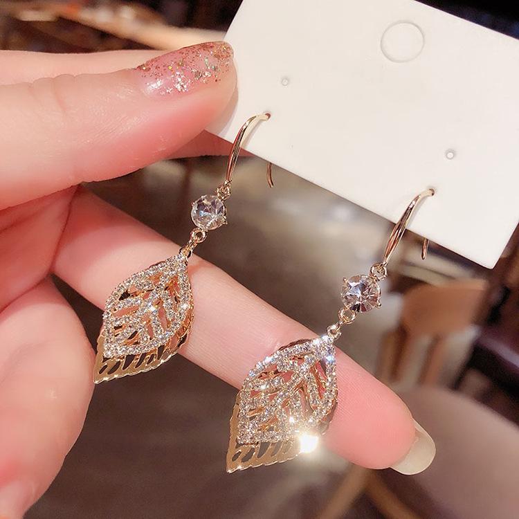 High-End Heart Tassel Earrings: Slimming, Long Dangle for Round Faces - Luxurious and Niche Design