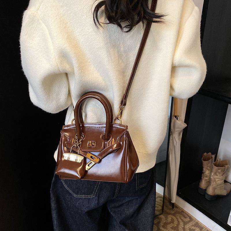 

French retro handbag women s 2025 winter new fashion casual Kelly bag niche shoulder women s bag 20.5*10.5*15 коричневый