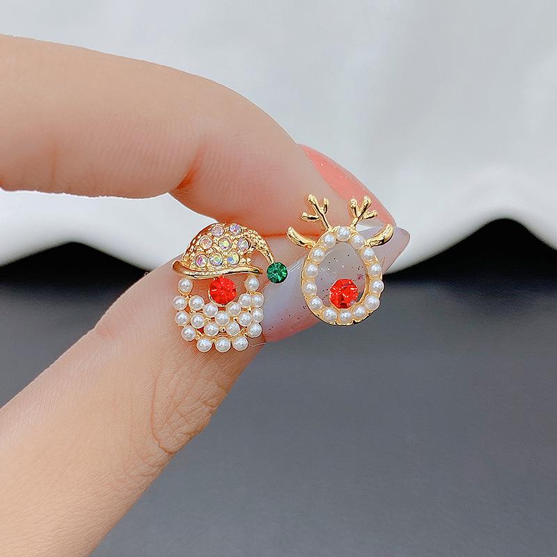 Асимметричные серьги-гвоздики с оленями: Модные и уникальные высококлассные рождественские серьги