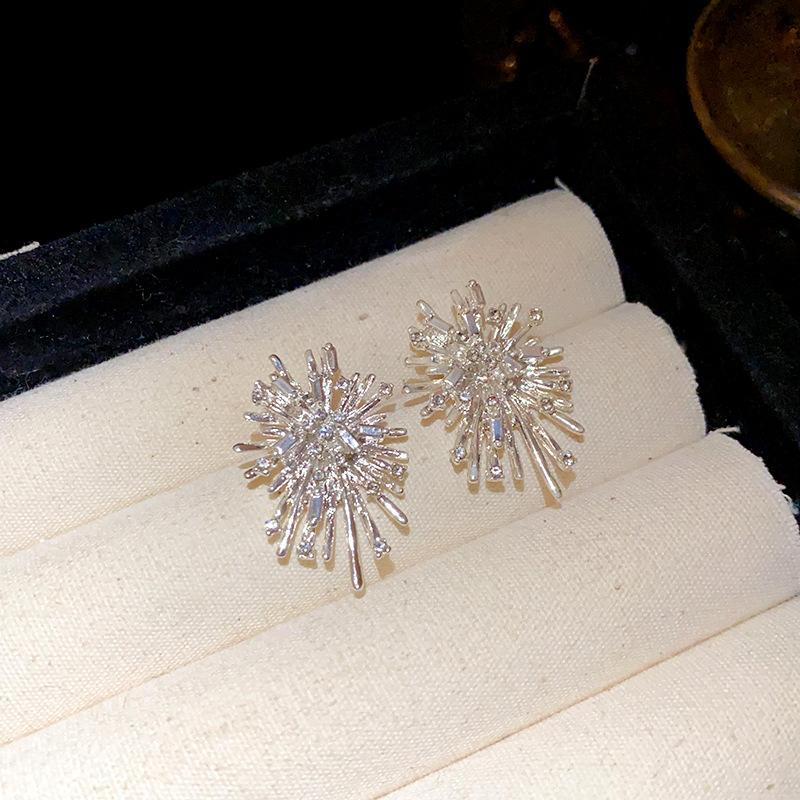 

Silver needle diamond flower stud earrings ins cold wind temperament earrings light luxury style personalized design earrings