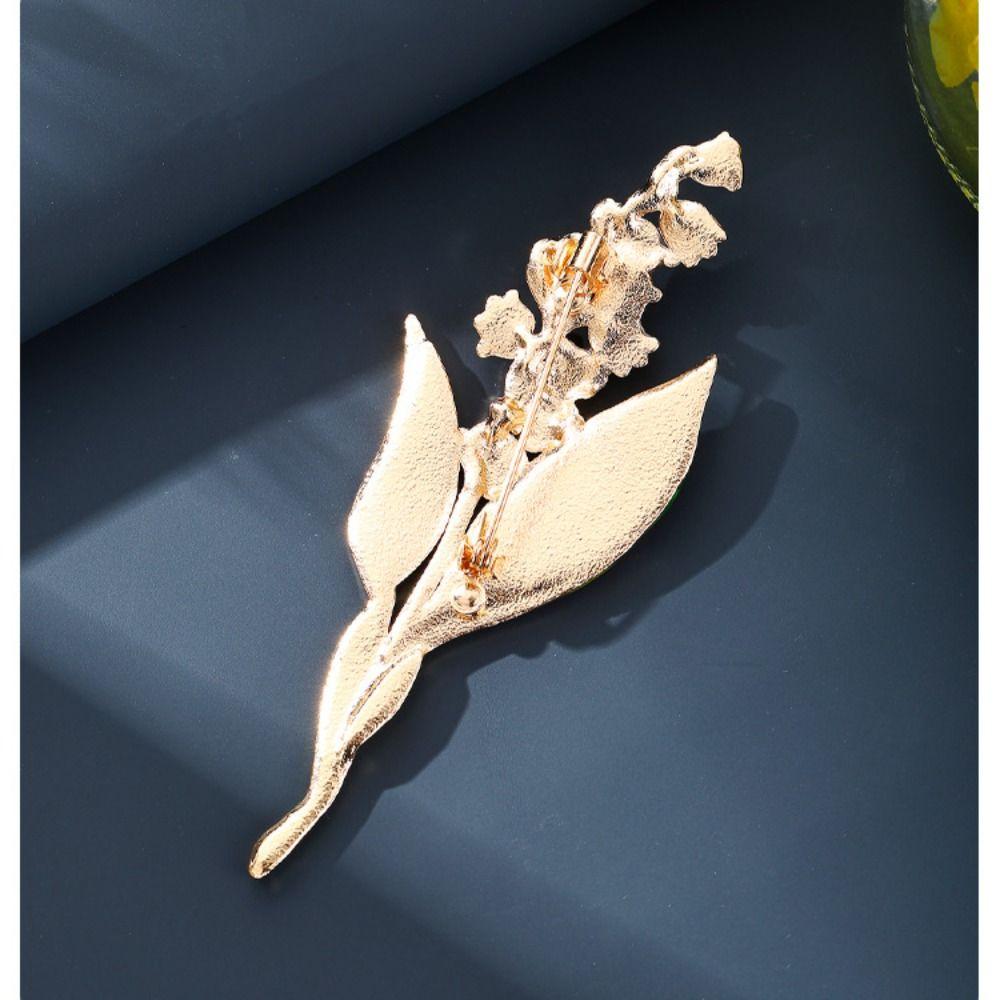 Pretty Elegant Lily Flowers Brooches Vintage Beautiful Enamel Brooches Sparkling Lapel Pin Lady Accessories