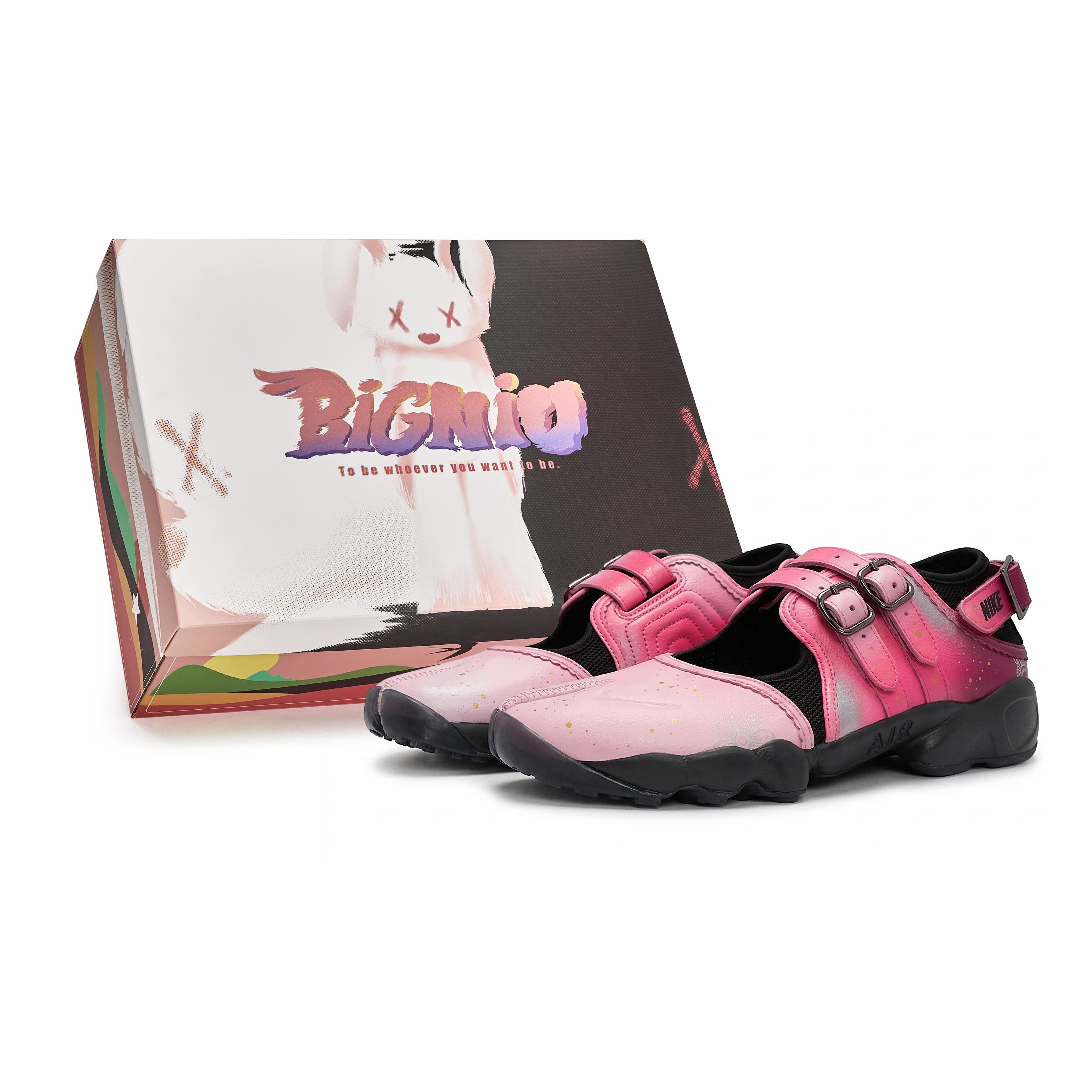 

Nike Air Rift 811 Виробництво, Рожевий Rift Valley, Спеціальна коробка для взуття Низькі Повсякденне взуття Жіноче Чорний Сріблястий Рожевий Золотий IB8881-001(Team80-S-BOX) 35.5