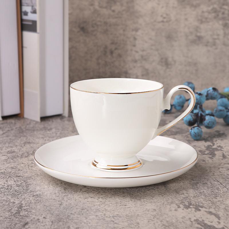 Tazza da caffè in bone china con piattino decorazione bordo dorato Fiore Tazza da tè Minimalismo Nordico Tazza da caffè in ceramica bianca solida Bicchiere