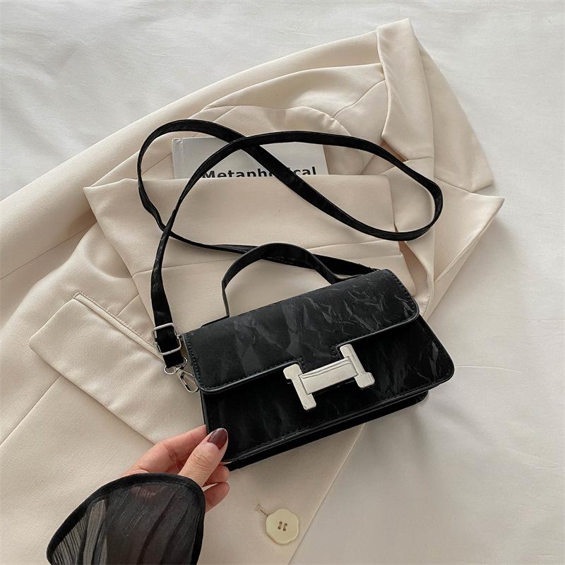 

В этом году популярными нишевыми сумками стали модные и в зарубежном стиле небольшие квадратные сумки.. 2024 новый летний корейский вариант простой и модной чёрный