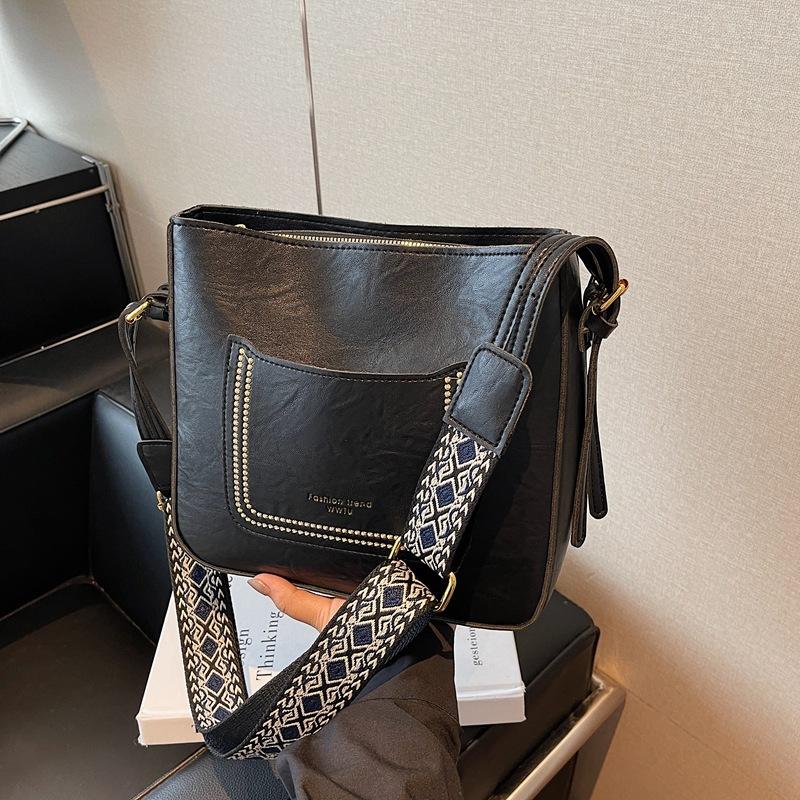 

Popular retro shoulder bag autumn and winter new wide shoulder strap messenger bag niche commuter bucket bag чёрный