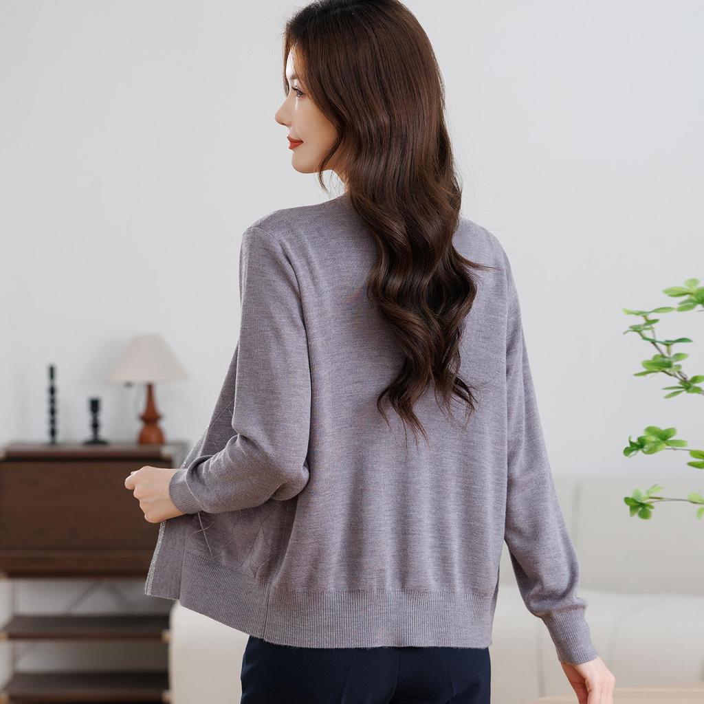 Noble Mother’s Knitted Two-Piece Set: Stylish Loose Sweater for Middle-Aged Women, Spring & Autumn Wear.