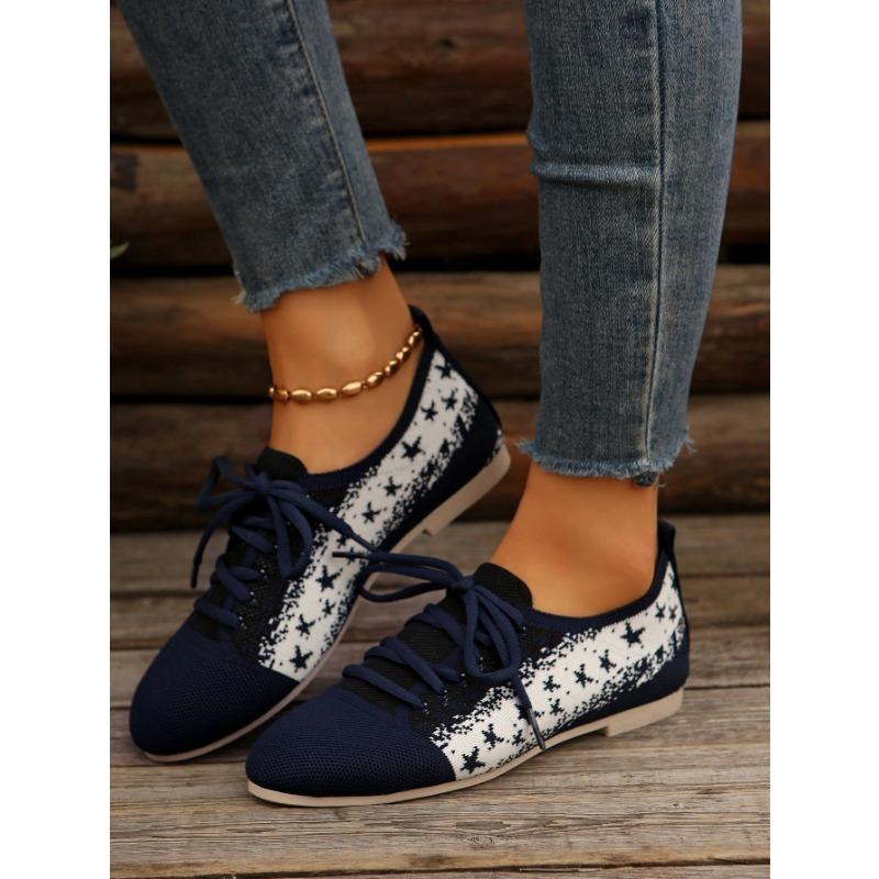 A Large-sized, Breathable, Two-tone, Front-lacing, Lightweight Sports Shoe for Women