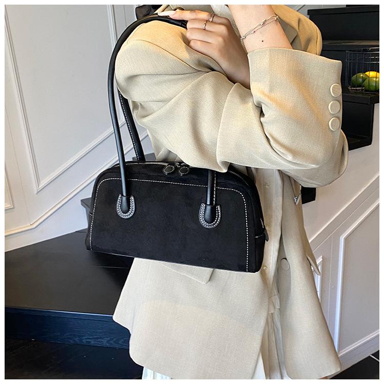 

Сумка большой вместимости женская осенне-зимняя универсальная 2025 новая популярная на плечо подмышку сумка для работы и поездок сумка-подушка чёрный