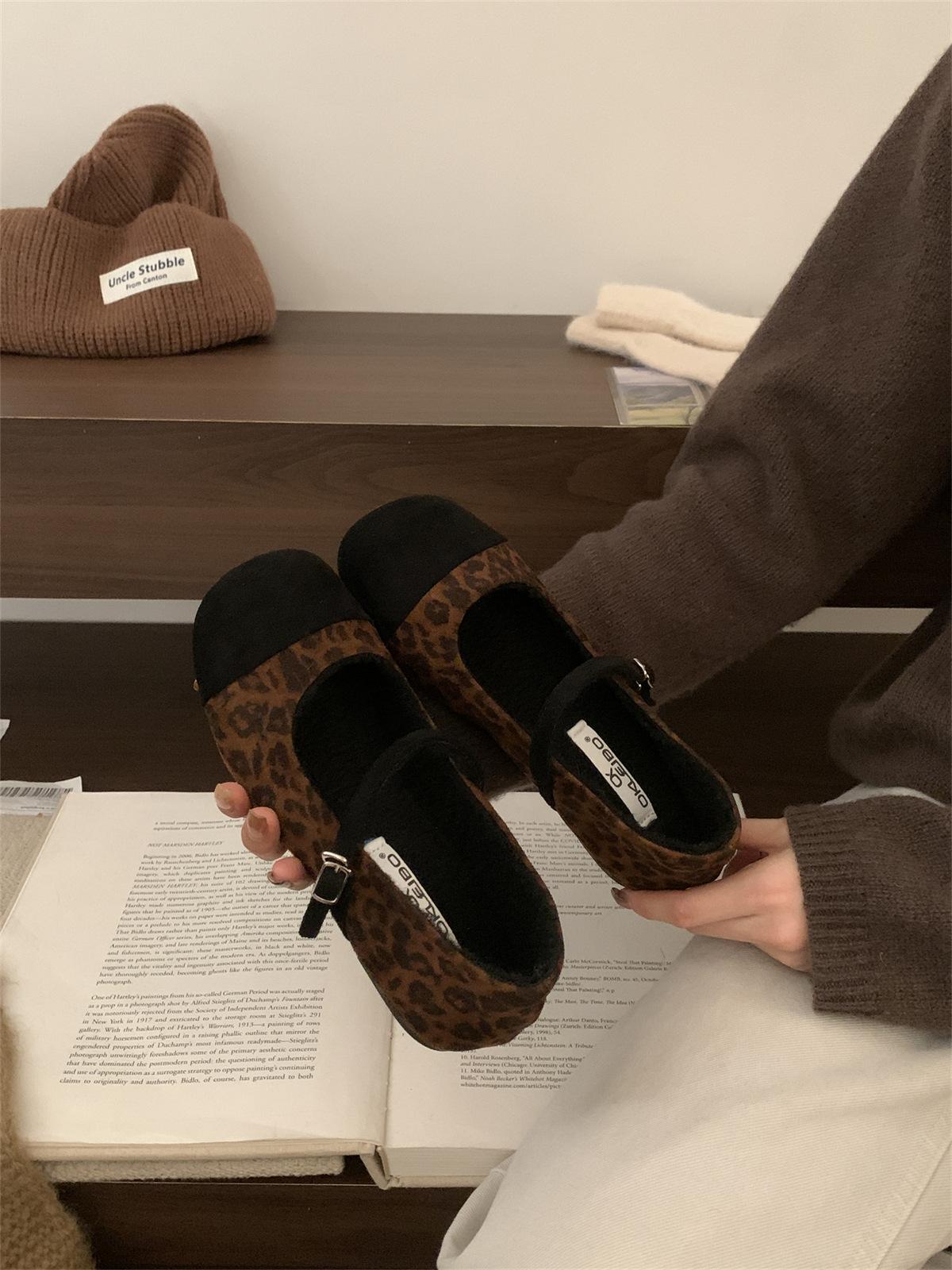 

Mori-based ancient Xiaoxiangfeng woolen single shoes women s 2025 autumn new ugly and cute flat-bottomed Birkenstocks round-headed Doudou shoes 39 леопардовий