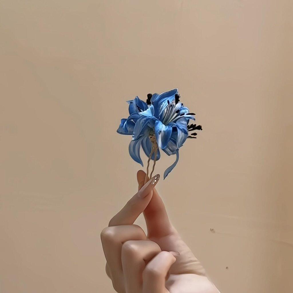 Deep Blue Lily Flower Hairpin: New Chinese Style U-shaped Hair Accessory for Women.