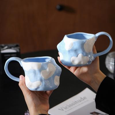 Ręcznie malowany niebieskie niebo i białe chmury nieregularny ceramiczny kubek śniadaniowy dla dzieci do owsianki uroczy kubek na mleko/wodę kubek do kawy