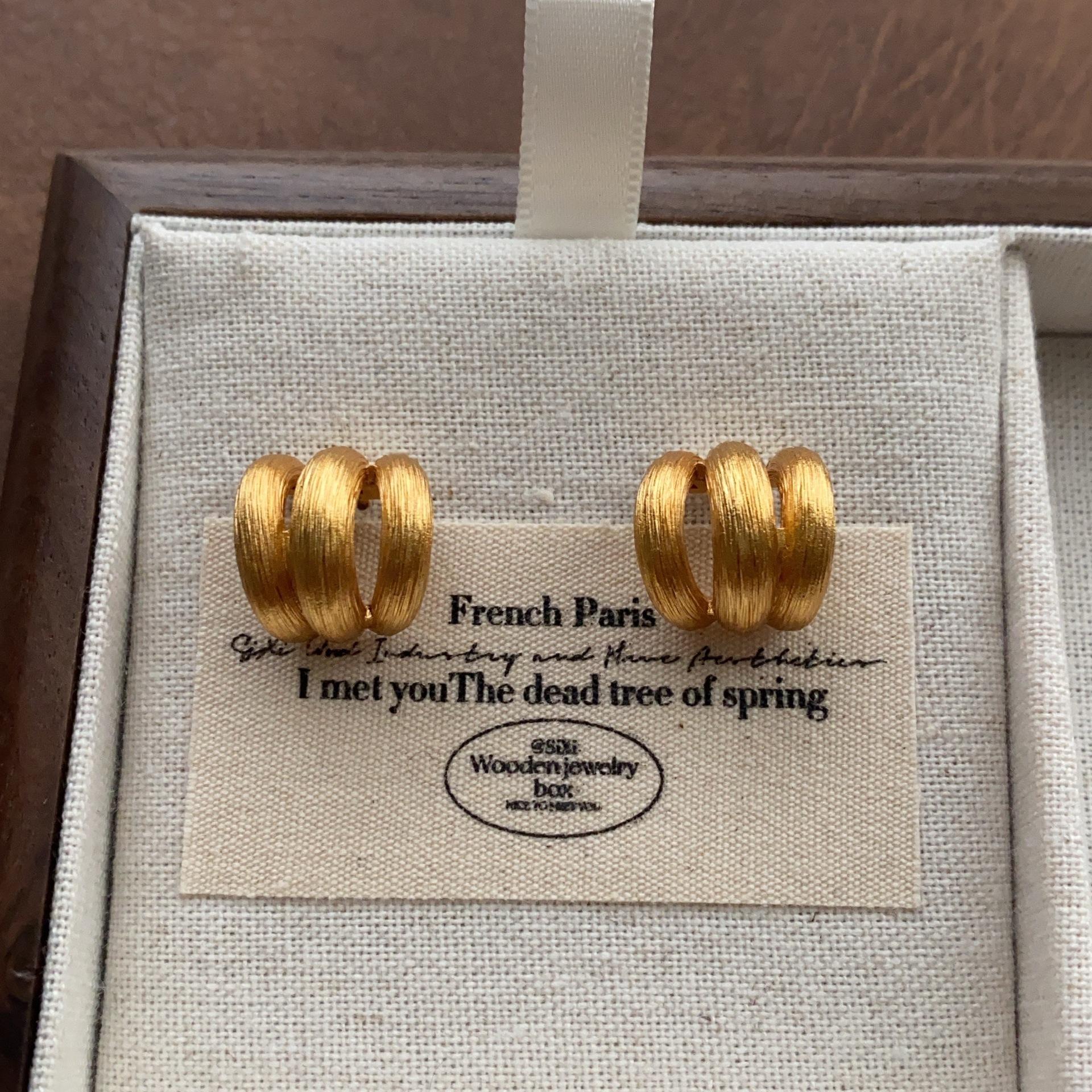 

Three-dimensional classic three-ring C-shaped earrings, brushed craftsmanship, neat and capable earrings, fashionable high-end commuter earrings