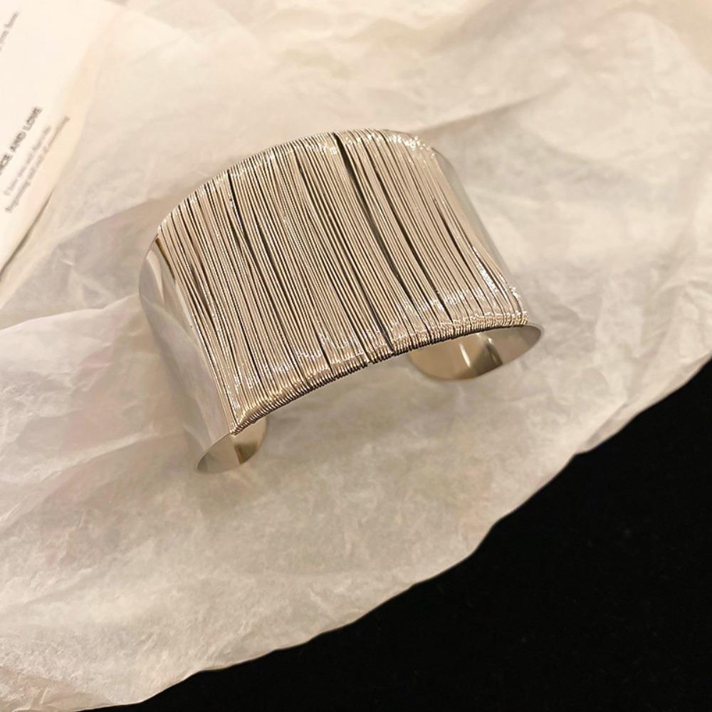 European and American Simple Bracelets, Arm Rings, Niche Cold Wind Temperament Bracelets, High-end Sense and Versatile Jewelry.