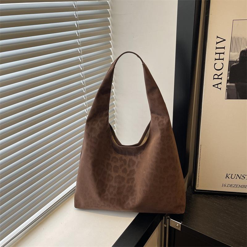 Einfache Textur trendige Damen-Tragetasche Herbst und Winter neue Tasche Mode lässige Persönlichkeit Schultertasche