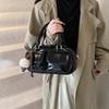 Dámská retro lakovaná crossbody bowlingová taška s dvojitou kapsou