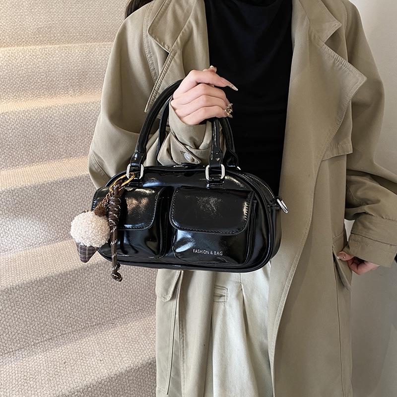 Dámská retro lakovaná crossbody bowlingová taška s dvojitou kapsou