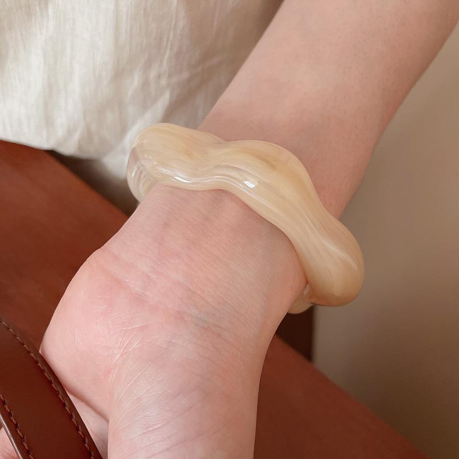 European & American Cross-border Halo Resin Wood Bracelet: Exaggerated, Luxurious High-end Round Bangle for Women.