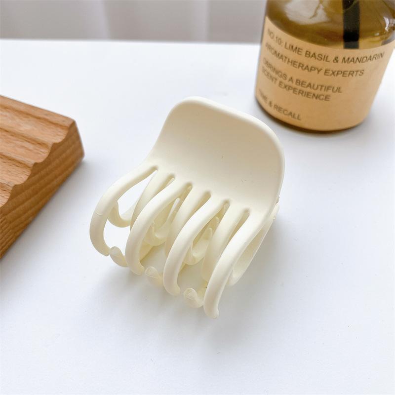 Beautifully Plastic Crafted Hair Claw Clips With Elegant Shapes And Vibrant Colors For Every Hairstyle Needs