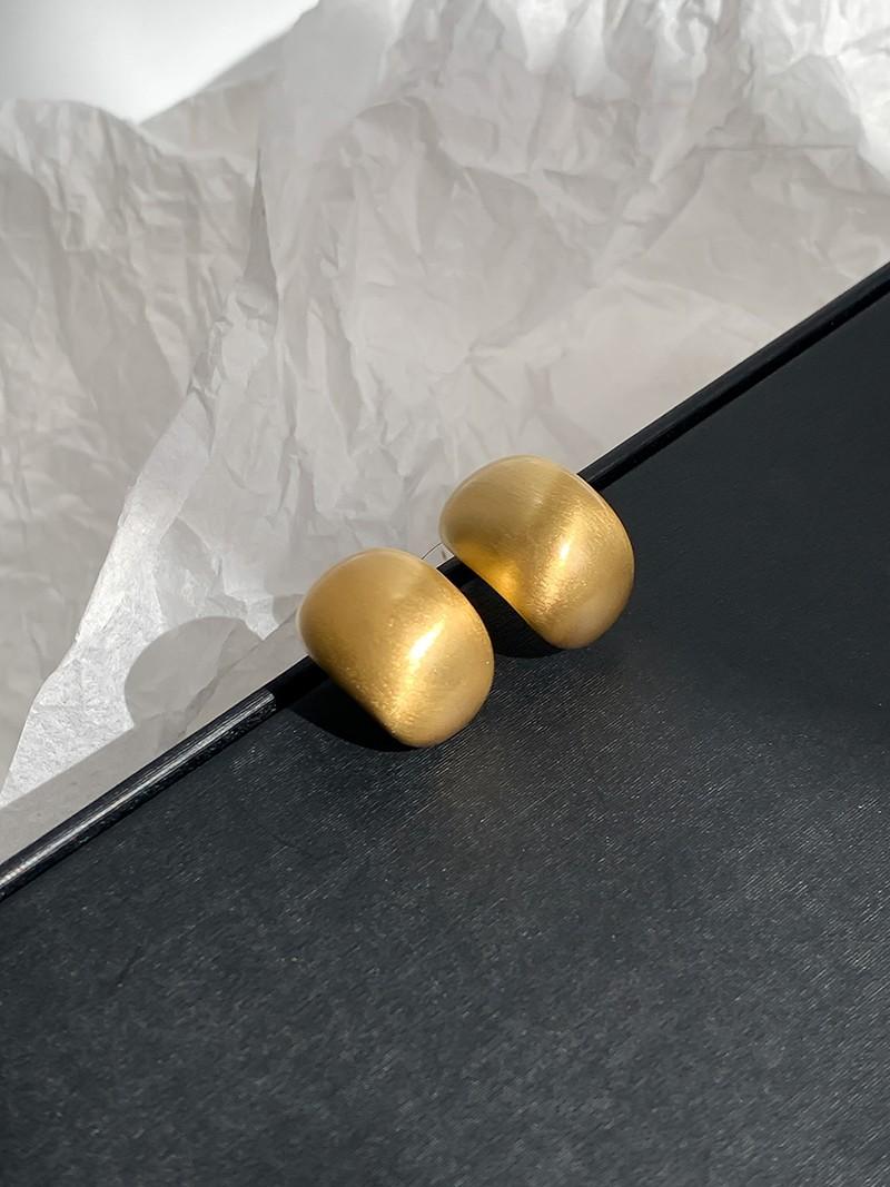 

Vintage French frosted brushed sterling silver stud earrings, new models, trendy niche design, light luxury premium earrings for women