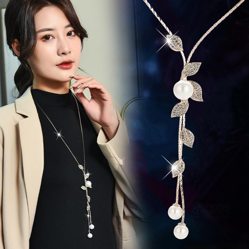 Stylish Autumn Winter Leaf Design Necklace Featuring Alluring Pearls And Fashionable Elements