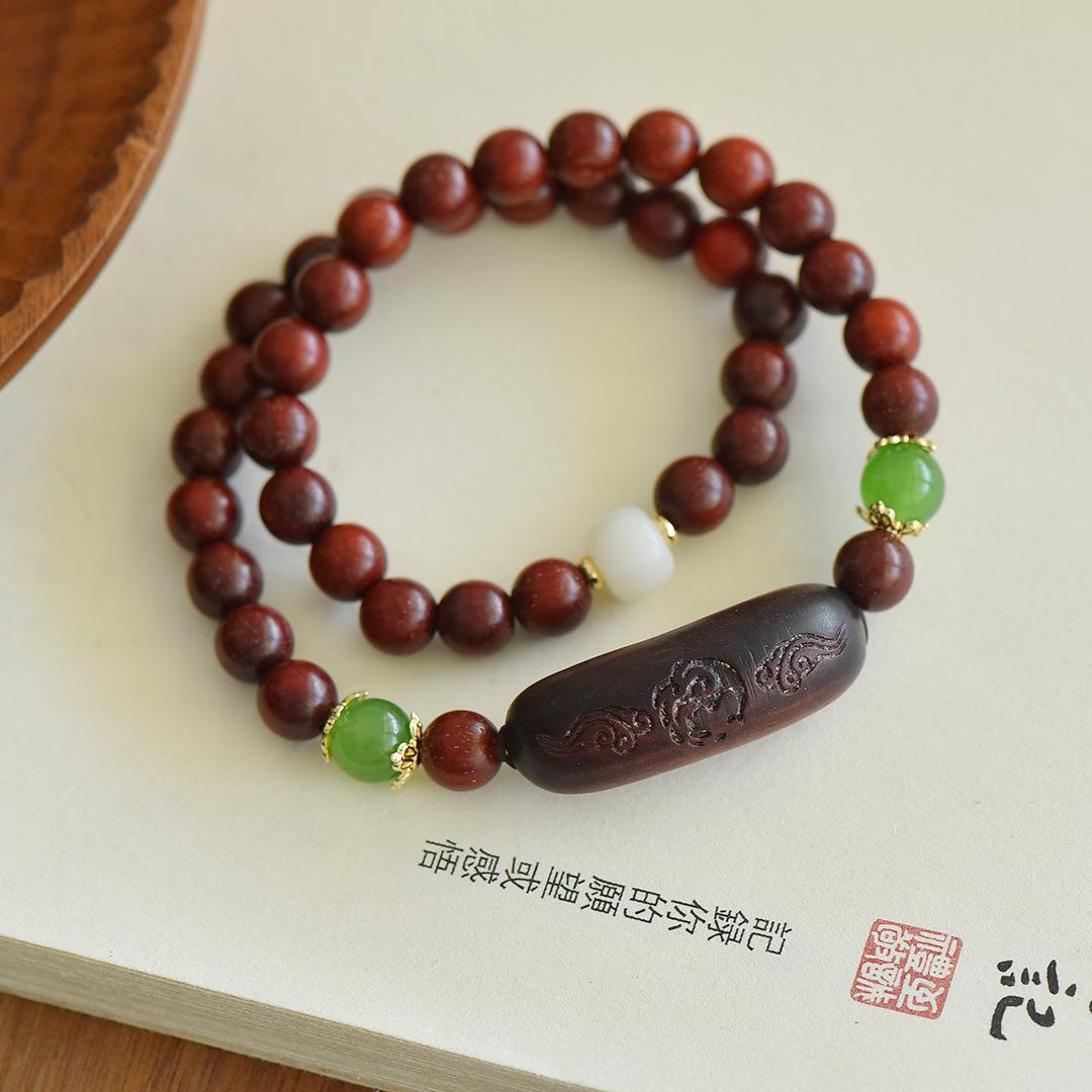 

Rosewood and green sandalwood double-loop bracelet paired with a No Worries charm, a fashionable Buddhist bead bracelet, suitable as a gift for Rosewood model