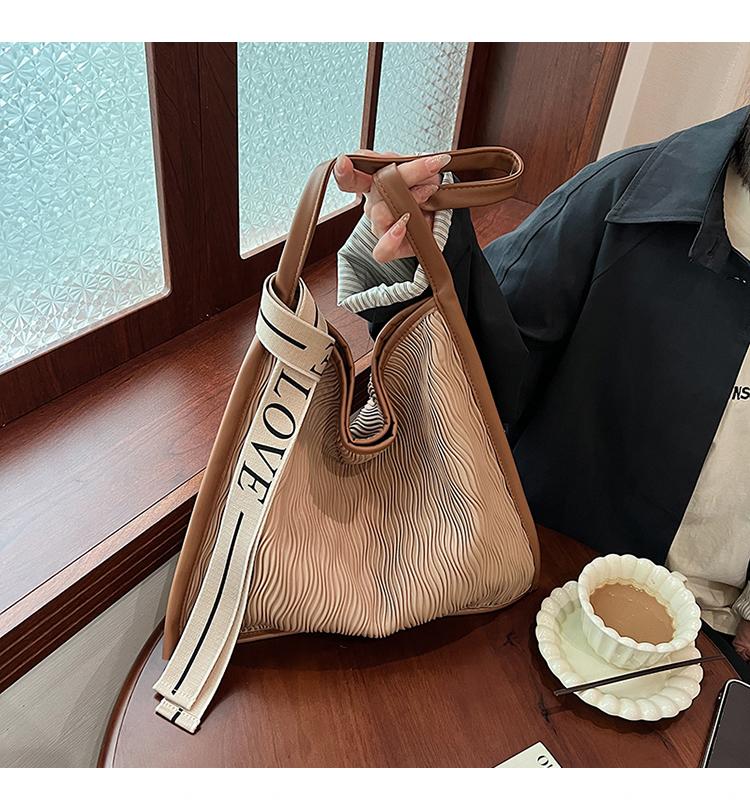 Single Shoulder Armpit Bag for Women  Soft Bucket Bag  Large Capacity  Leisure Traveler  New  Autumn and Winter