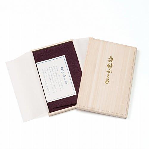 

Однотонная белая подкладка с фиолетовой основой, подходит как для формальных, так и для неформальных случаев