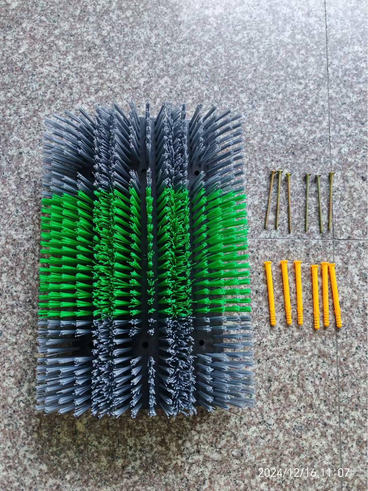 

Extra Large Folding Cow Body Brush – Three-Section Massage & Itching Roller for Livestock Cleaning