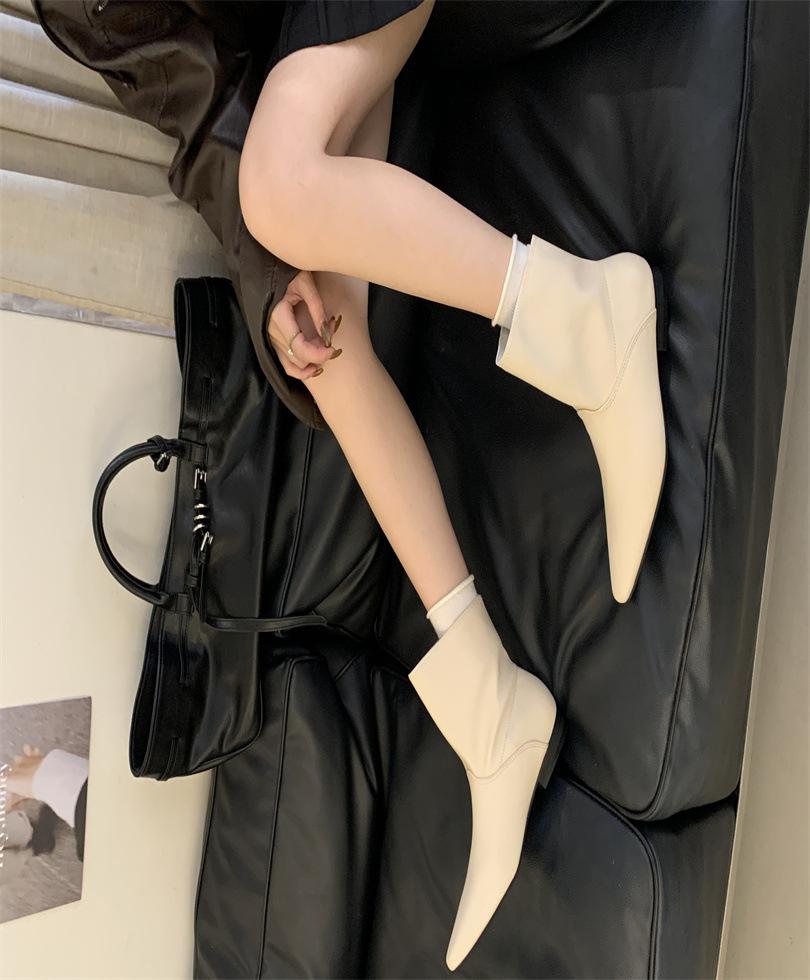 

2025 осень и зима новые маленькие квадратные носки низкий каблук тонкие ботильоны женские простые темпераментные ботинки Мартин V-образный вырез с пряжкой короткие ботильоны женские 39 абрикосовый