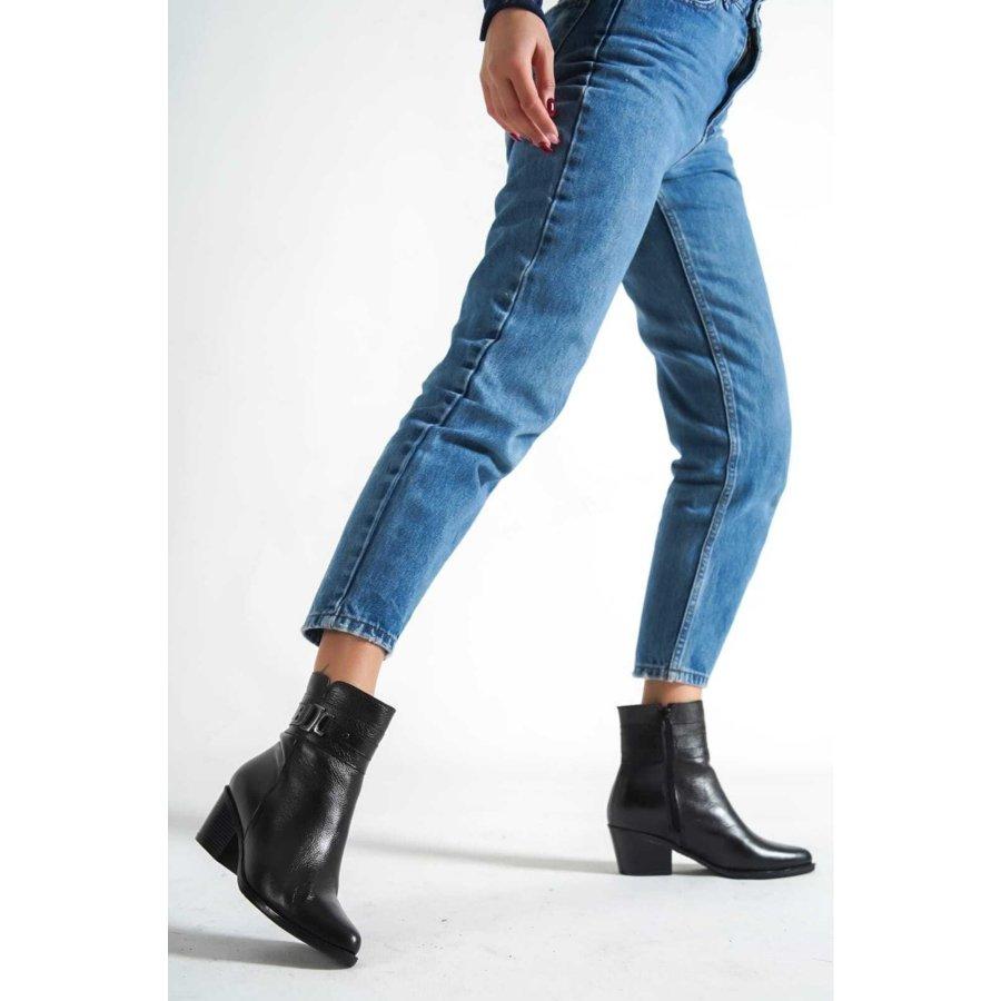 

Женские стильные сапоги из натуральной кожи на каблуке с детальной отделкой