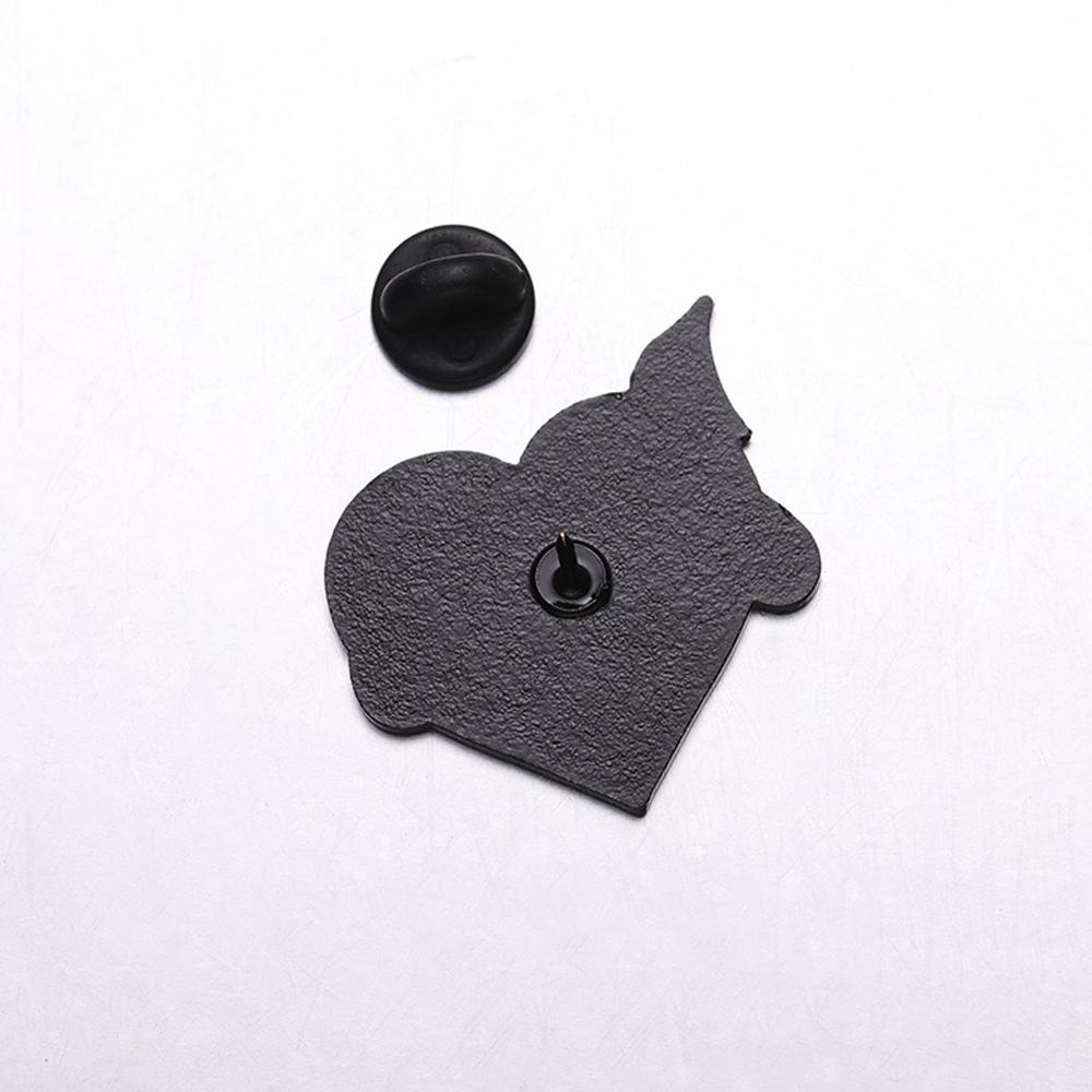 Personalized and creative Halloween brooch, spider, bat, pumpkin, metal badge, heart-shaped design, accessory, alloy badge