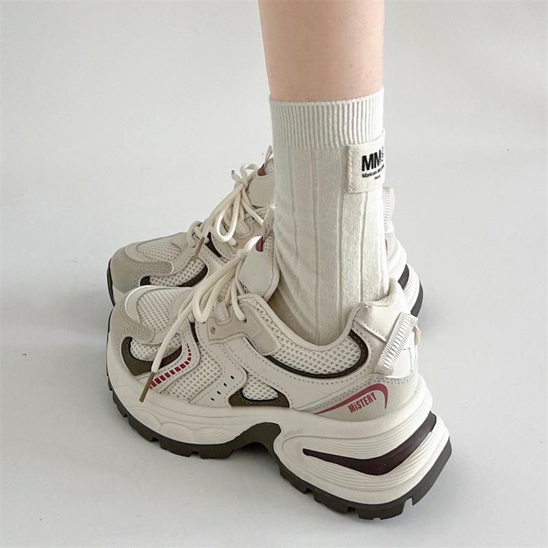 Gray thick-soled Korean versatile and lightweight thick-soled sports shoes for women's autumn and winter 2025 new shoes showing feet and small pairs o