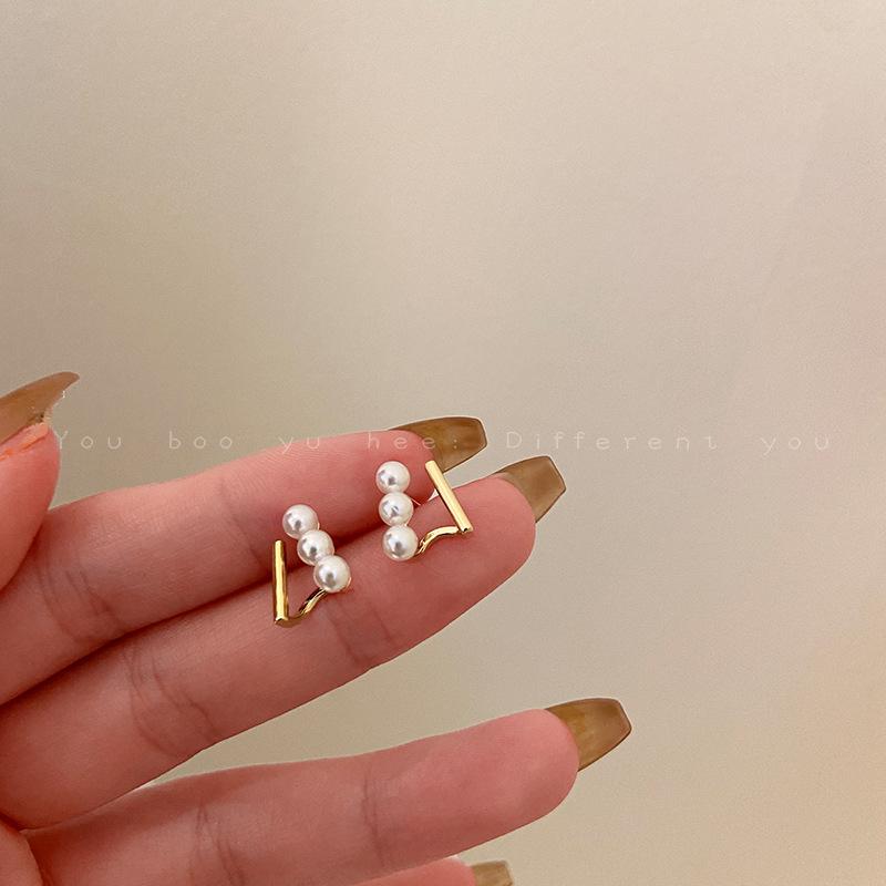 

Gold geometric pearl stud earrings women s summer light luxury high-end exquisite earrings unique niche design temperament earrings
