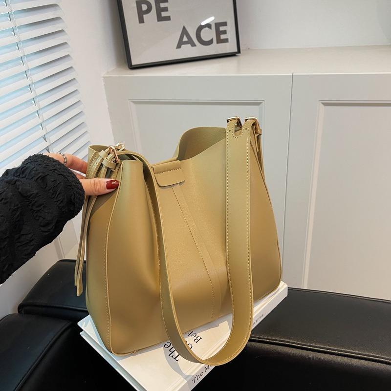 Retro women's bag, high-quality texture, large-capacity bucket bag, one shoulder oblique span bag, underarm child and mother bag.